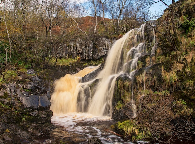 Landschapsfotografie van waterval, bergen, bos, rotsen, mos, herfst, Loup of Fintry, Schotland