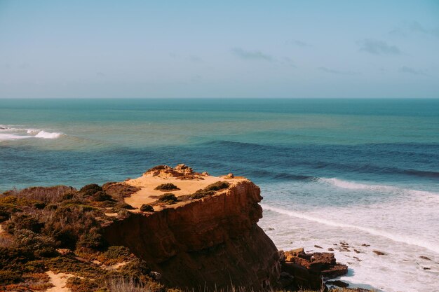 Landschapsklip door de oceaan. zomer.