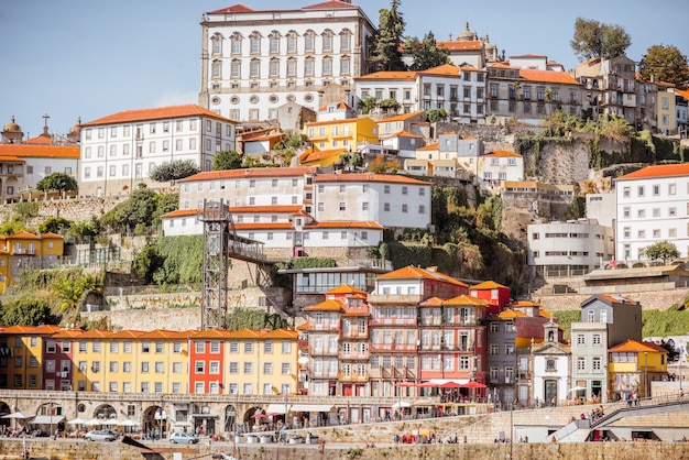 Landschapsmening aan de rivier met prachtige oude gebouwen in de stad Porto, Portugal