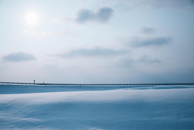 Landschapsmening besneeuwde winter snelweg weg