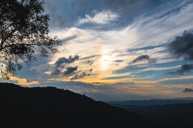 Foto landschapsmening en lagen berg in landelijk gebied chiangmaichiang mai soms geschreven als chiengmai of chiangmai is de grootste stad in noord-thailand