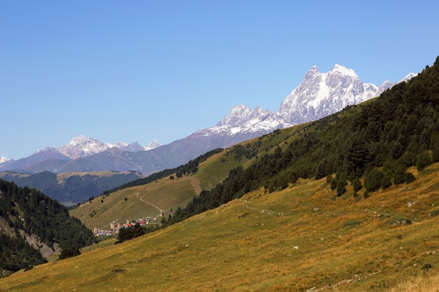 Landschapsmening in bergachtig terrein in Georgië