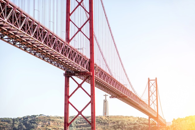 Landschapsmening op de 25 april-brug tijdens de zonsondergang in de stad Lissabon, Portugal