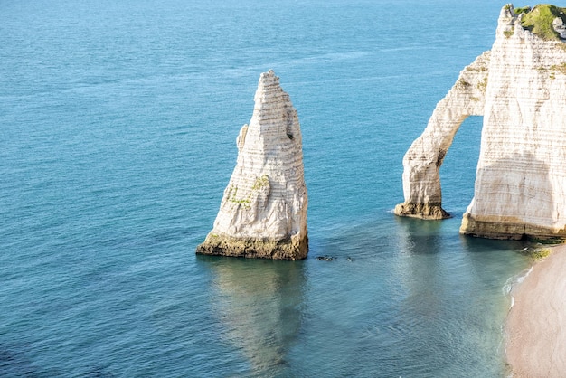 Landschapsmening op de beroemde rotsachtige kustlijn dichtbij de stad van Etretat in Frankrijk tijdens de zonnige dag