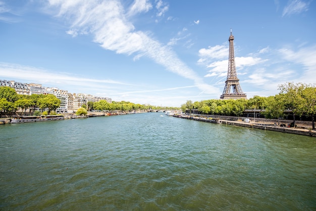 Landschapsmening op de Eiffeltoren en de rivier de Seine tijdens de zonnige dag in Parijs