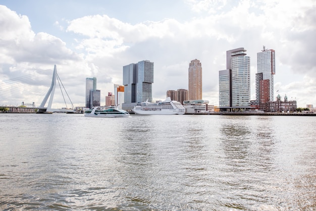 Landschapsmening op de mooie rivieroever met wolkenkrabbers en brug in de stad van Rotterdam