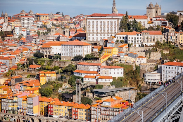 Landschapsmening over de oude stad van Porto tijdens de zonnige dag in Portugal