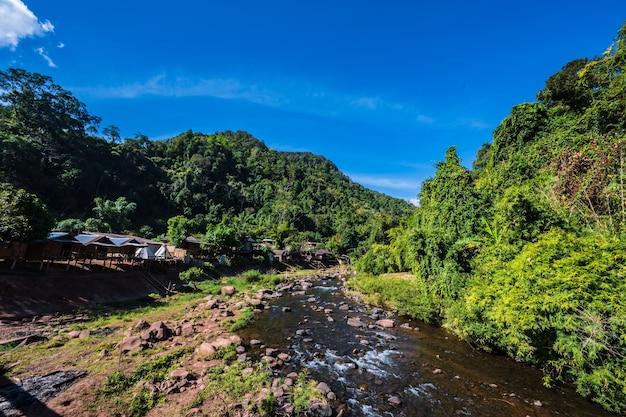 Landschapsmening van bergen en rivier van Sapan Village At nan ThailandSapan is een klein en rustig dorp in de bergThailand-bestemmingsreis