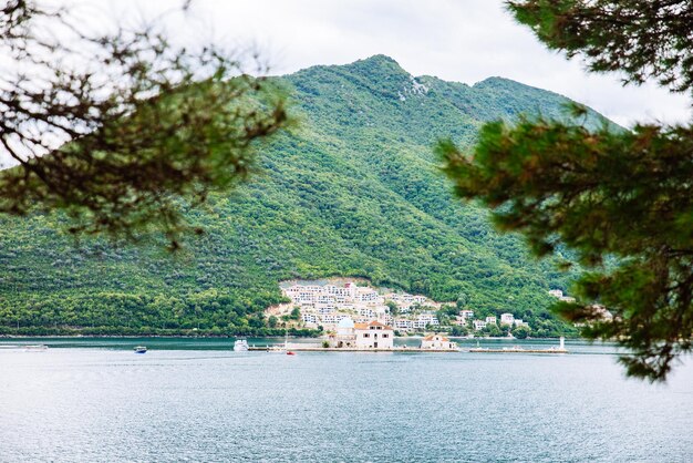 Landschapsmening van de baai van Kotor in montenegro