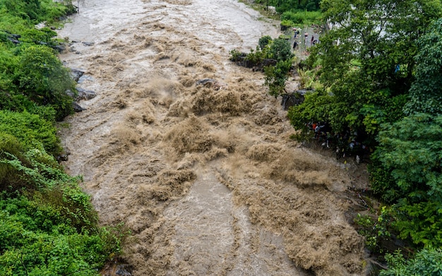 Landschapsmening van de moessonoverstroming van de Bagmati-rivier in Kathmandu, Nepal