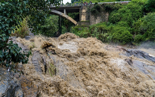 Landschapsmening van de moessonoverstroming van de Bagmati-rivier in Kathmandu, Nepal