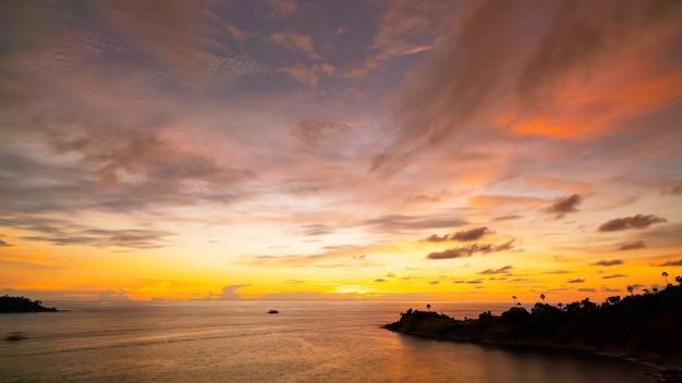 Landschapsmening van de natuur in zonsondergang of zonsopgang boven de tropische zee in phuket thailand