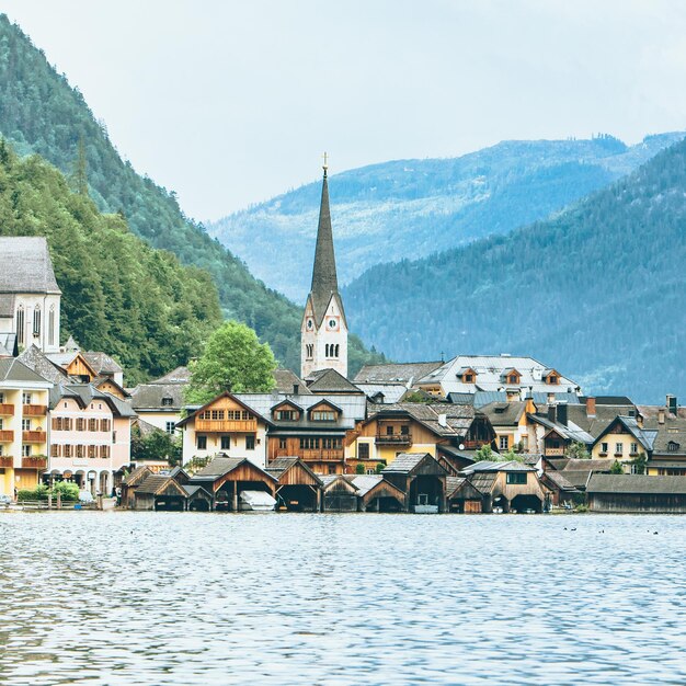 Landschapsmening van de stad Hallstatt in de zomertijd van de Oostenrijkse Alpen