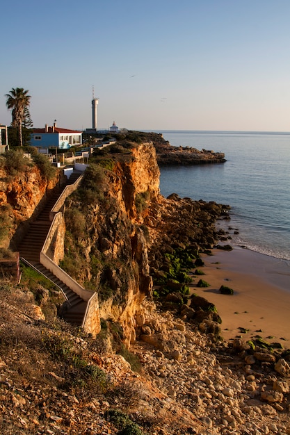 Foto landschapsmening van de stranden dichtbij ferragudo, portugal.