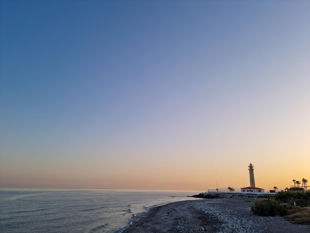 Landschapsmening van de Torrox-vuurtoren en de Middellandse Zee