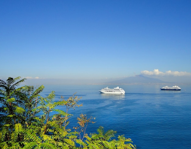 Landschapsmening van de zee en de bergen in Positano op een zonnige zomerdag