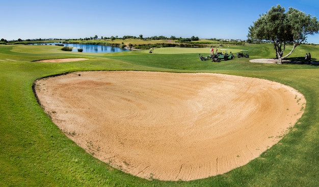 Foto landschapsmening van een golfbaan in de algarve.