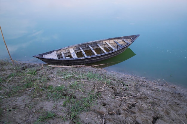 Landschapsmening van een houten boot aan de oever van de Padma-rivier in Bangladesh