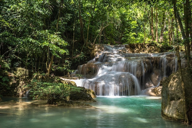 Landschapsmening van Erawan-waterval Kanchanaburi Thailand Erawan National Park is de thuisbasis van een van de meest populaire watervallen in Thailand Eerste verdieping van de Erawan-waterval Hlai Khuen Rung