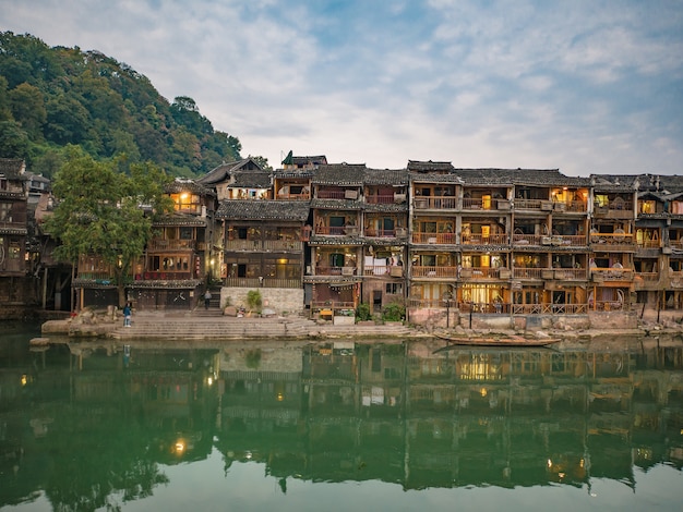 Landschapsmening van fenghuang oude stad. Phoenix oude stad of Fenghuang County is een provincie van de provincie Hunan, China