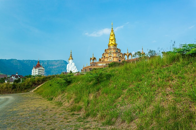 Landschapsmening van groot wit Boeddhabeeld in de tempel Wat Phra That Pha Son Kaew met uitzicht op de bergen