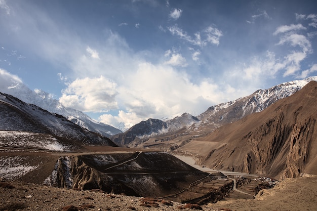 Landschapsmening van grote besneeuwde Himalaya-bergen Nepal Everest-gebied