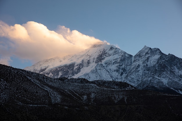 Landschapsmening van grote besneeuwde Himalaya-bergen Nepal Everest-gebied