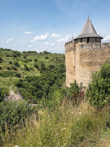 Foto landschapsmening van kasteeltoren en bergen