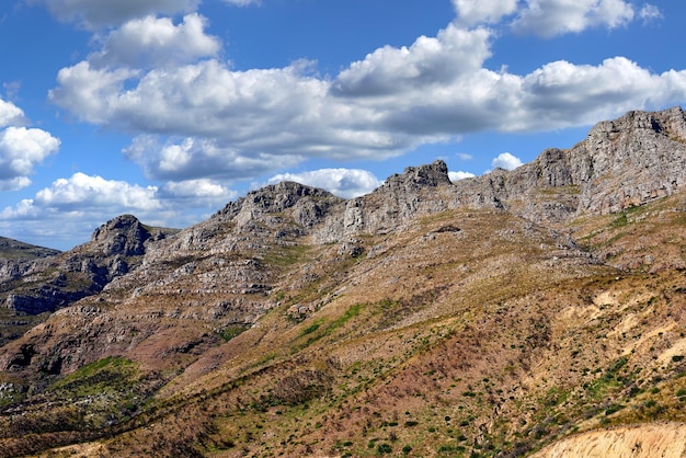 Landschapsmening van twaalf apostelen Kaapstad in West-Kaap Zuid-Afrika Prachtig landschap van een populaire toeristische attractie gedurende de dag tegen een bewolkte blauwe hemel Natuurlijk oriëntatiepunt om te wandelen