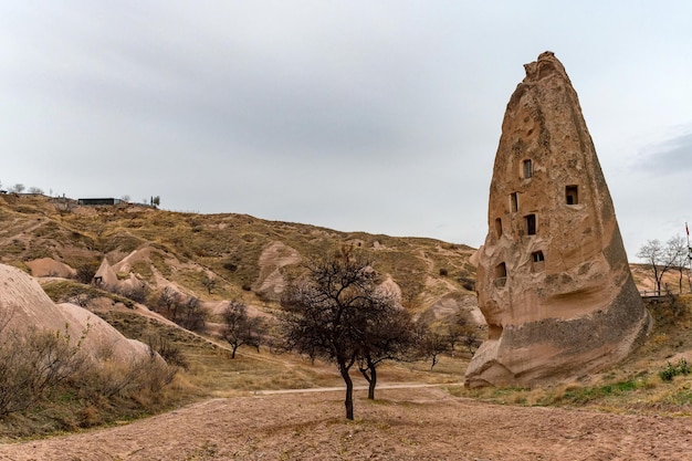 Landschapsmening van uchisar cappadocia Turkije onder bewolkte hemel