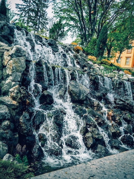 Landschapsontwerp in eigen tuin, prachtige landschapsarchitectuur met vijver en waterval. Aangelegde plek