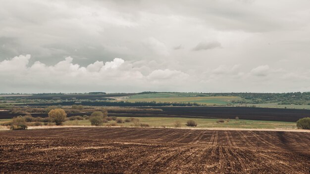 Landschapsopname van het platteland in het veld bij bewolkt humeurig weer