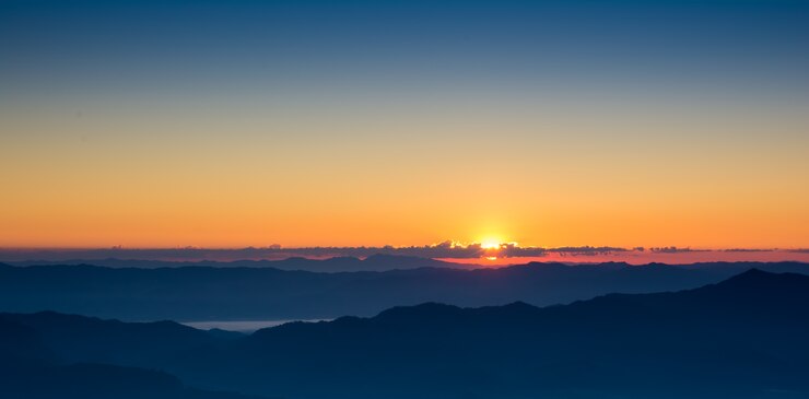 Landschapspanorama dramatische zonsondergang en zonsopganghemel op berglaag