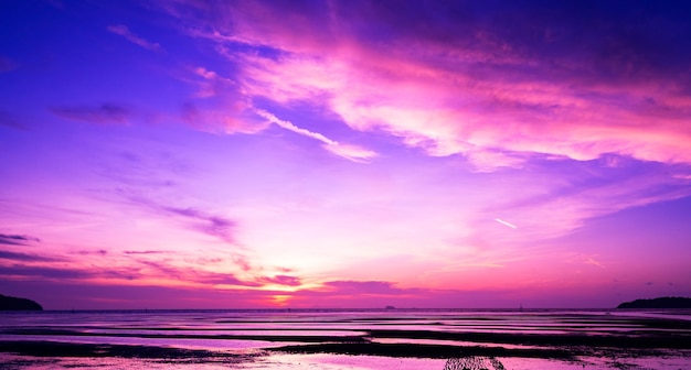 Foto landschapspanorama lange blootstelling van majestueuze wolk aan de hemel zonsondergang of zonsopgang boven zee met weerspiegeling in de tropische zee prachtig landschap landschap verbazingwekkend licht van de natuur landschap achtergrond