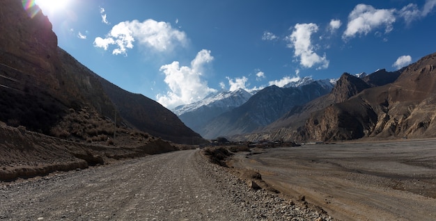 Landschapspanorama van het grote besneeuwde Himalayagebergte, Nepal Everest-gebied