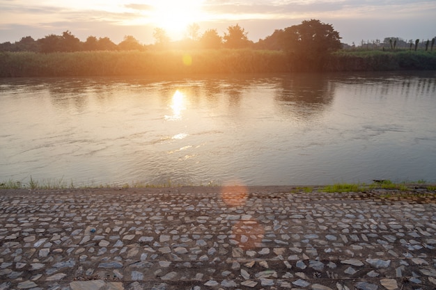 Landschapsrivieroever van aziaat met de ochtend van de cannelivier