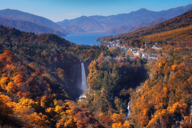 Landschapsscène van Kegon-waterval met de herfstseizoen