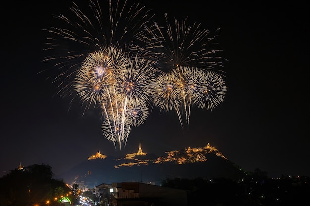 Landschapsscène van veelkleurig Vuurwerk jaarlijks festival