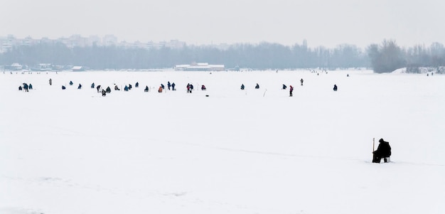 Landschapsvisser op wintervissen ver uitzicht