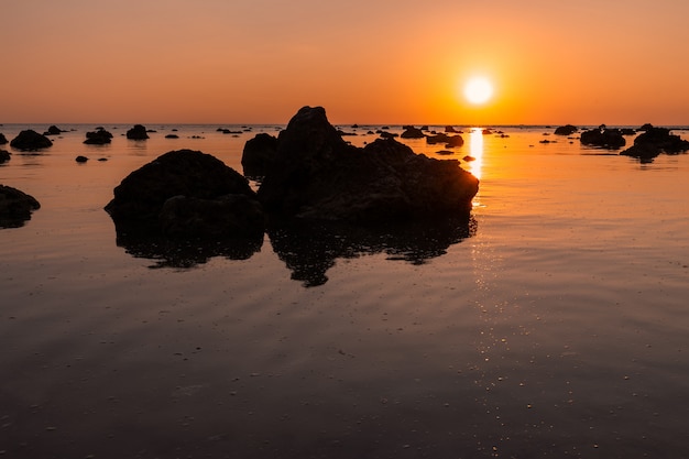 Landschapszonsondergang bij Kaapkoraal in het Andaman-overzees in Phang Nga, Zuidelijk van Thailand