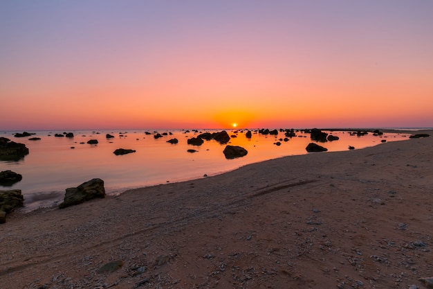 Landschapszonsondergang bij Kaapkoraal in het Andaman-overzees in Phang Nga, Zuidelijk van Thailand