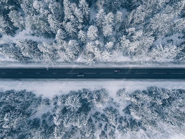 Landweg door de prachtige besneeuwde landschappen Luchtfoto Dronefotografie