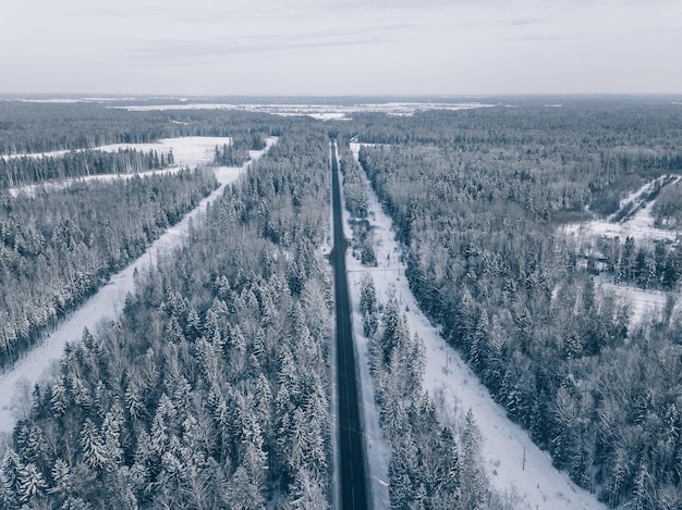 Landweg door de prachtige besneeuwde landschappen Luchtfoto Dronefotografie