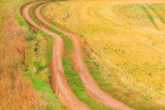 Landweg door de veldachtergrond