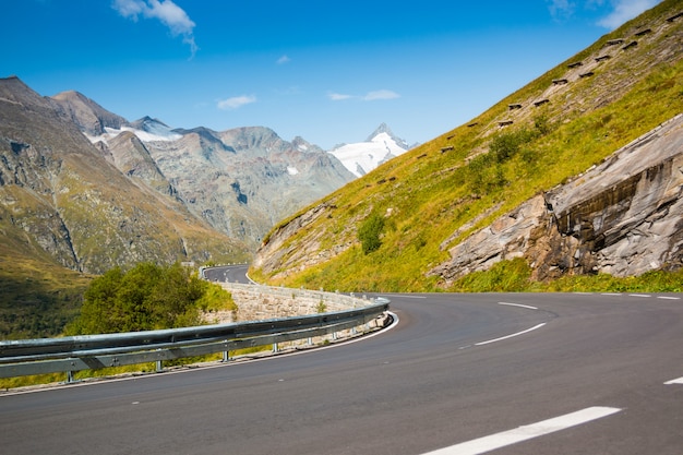 Landweg naar Grossglockner bij de Alpen in Oostenrijk