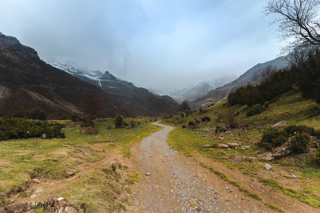 Landweg tussen de bergen Pyreneeën Spanje