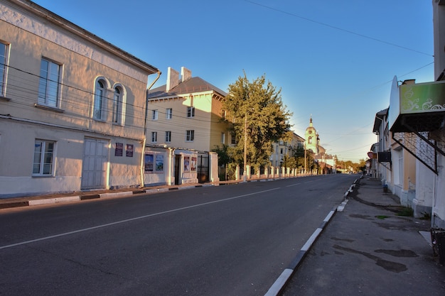 Переулок в городе Коломна, улица на закате, пустая улица