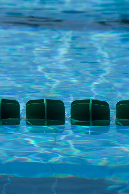 Foto marcatore di corsia che galleggia sulla piscina