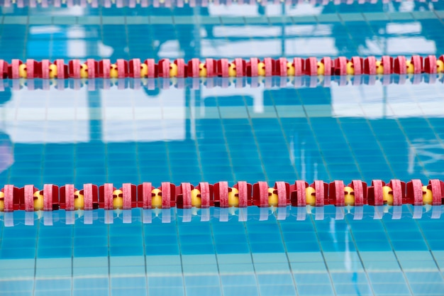 Foto corsie di una piscina da competizione