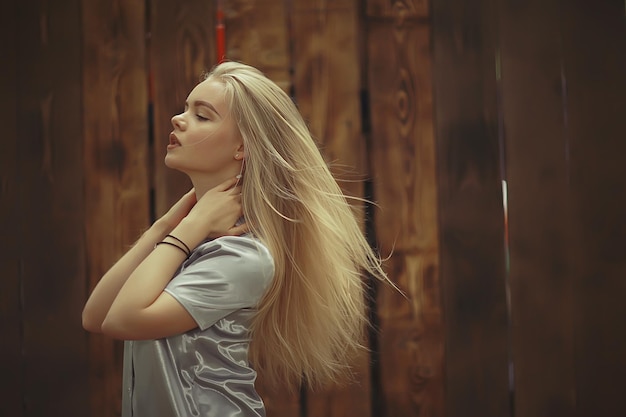 Lang blond haar, jong blond meisje volwassen